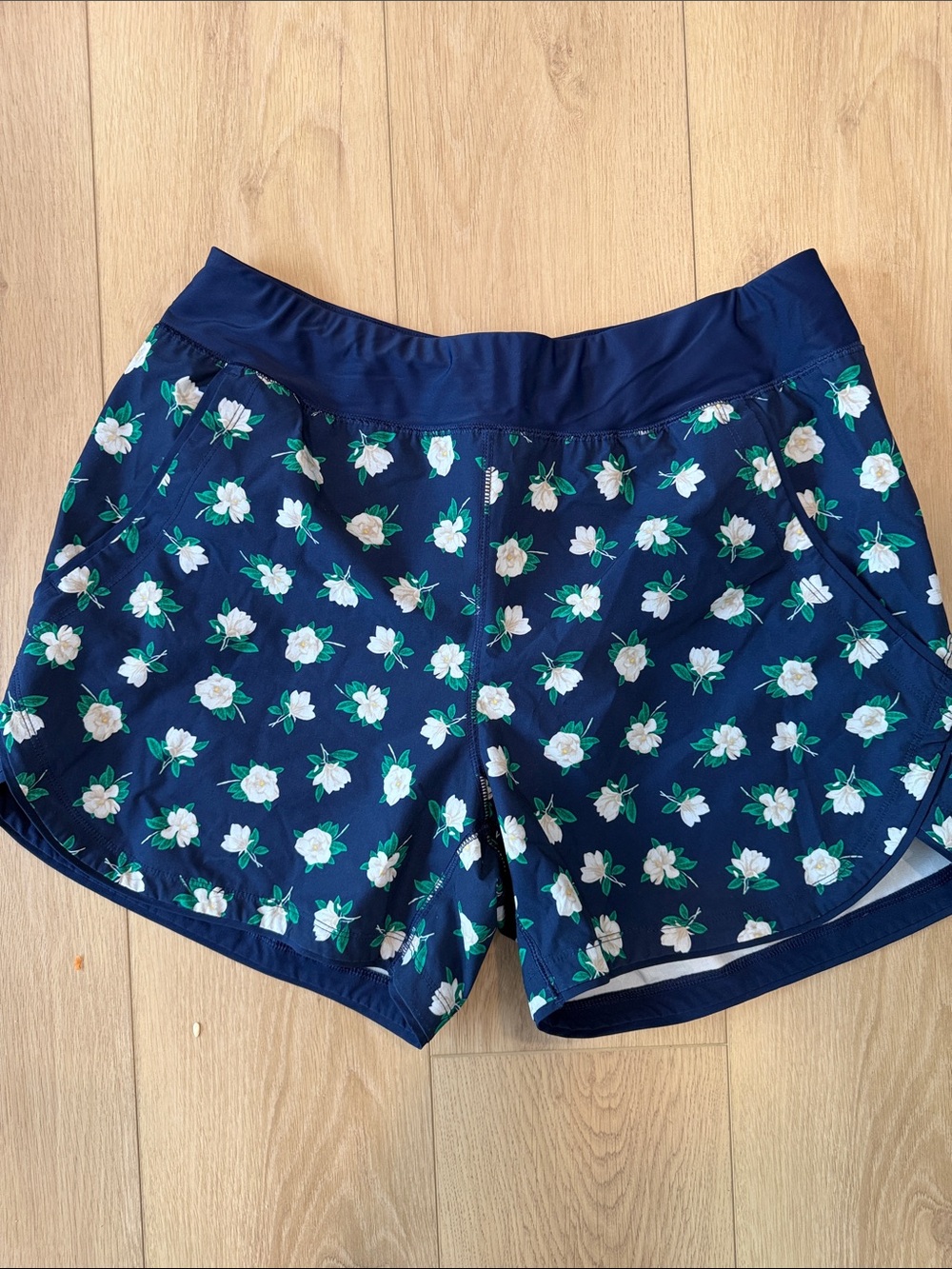 Draper James Navy Floral Athletic Shorts size 14